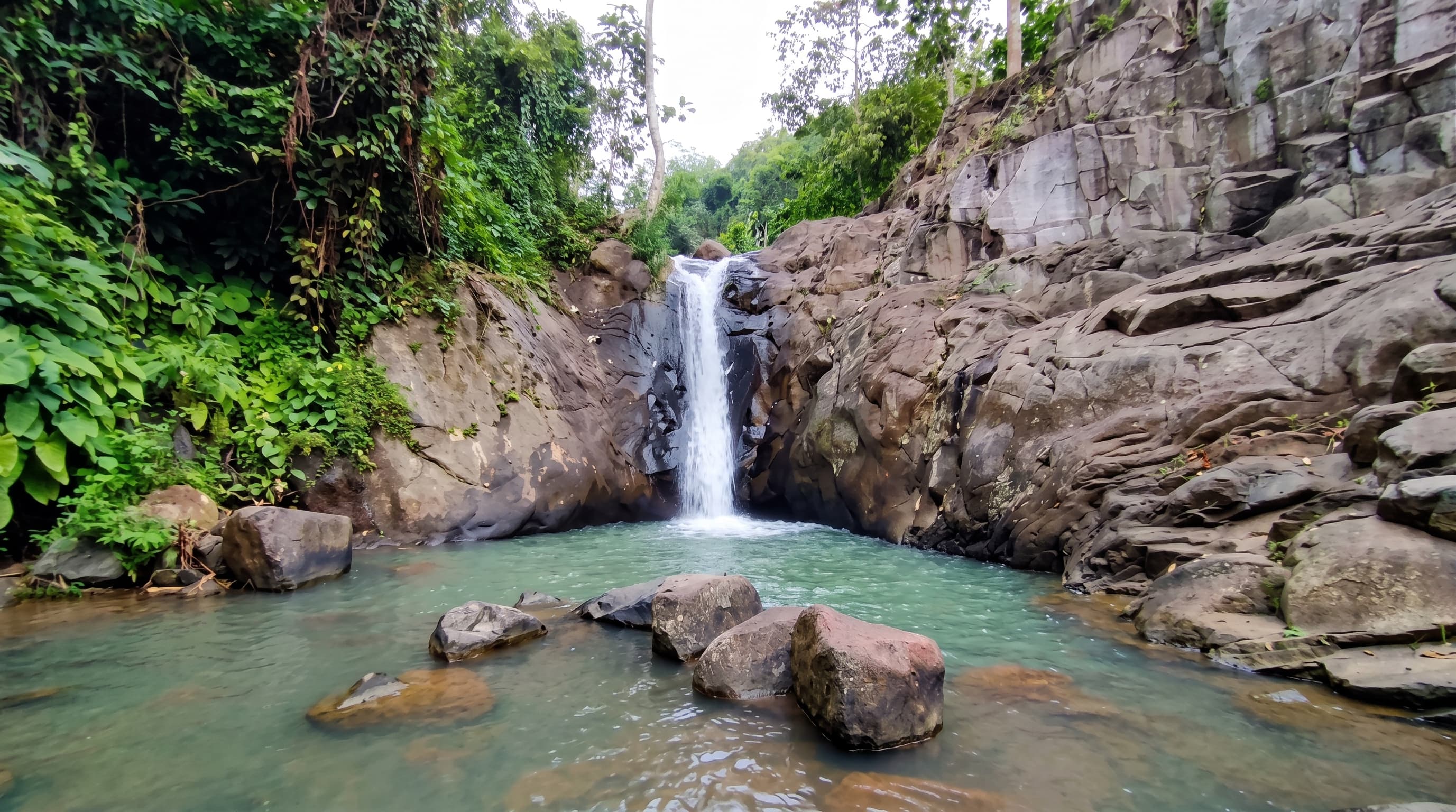 Pesona Ekowisata Batu Ampar Loa Raya: Primadona Wisata Aliran Sungai Alami & Camping Ground